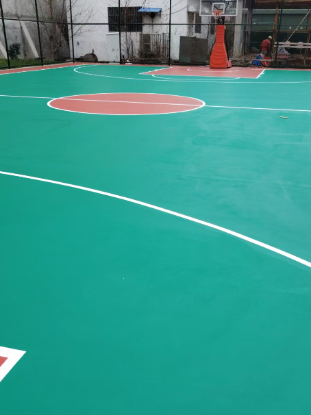 陆良 球场长期使用易出现地面开裂